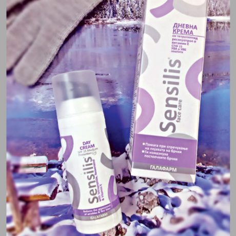 Sensilis® dnevna krema za lice spf15 sa resveratrolom u vakum bočici u zimskom ambijentu