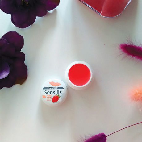 SENSILIS® lip butter fruity shine za usne sa mirisom jagode u plastičnoj kutijici